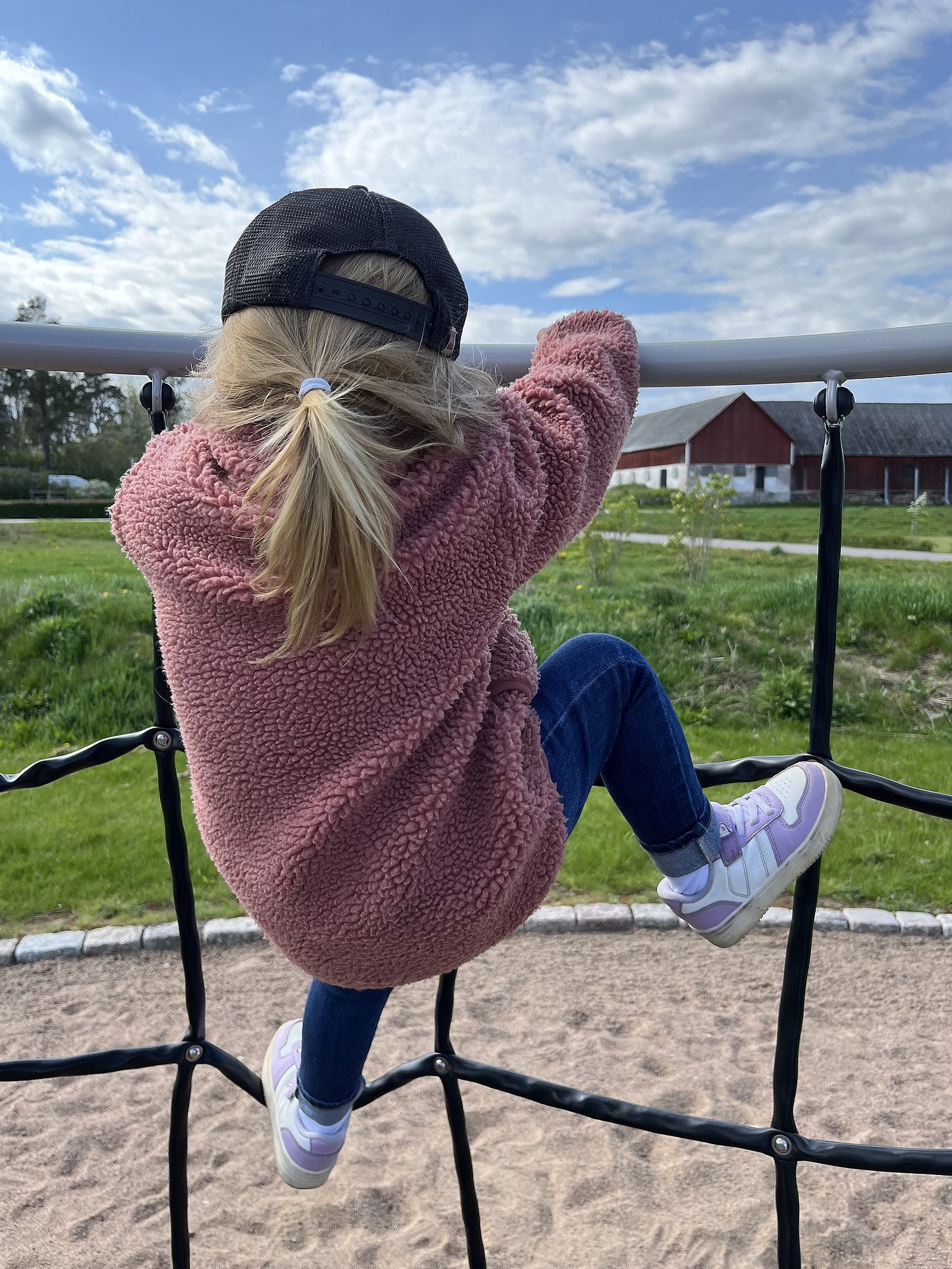 Flicka som lär sig klättra